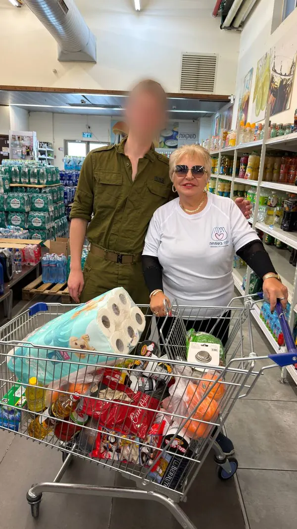 Волонтёр фонда с солдатом в магазине